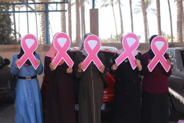 قافلة وردية لتشجيع طالبات الجامعات على الكشف المبكر لسرطان الثدي